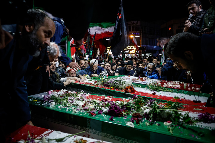 وداع با پیکرهای خانوادگی شهیدان شادکامی در چهارراه نظام‌آباد