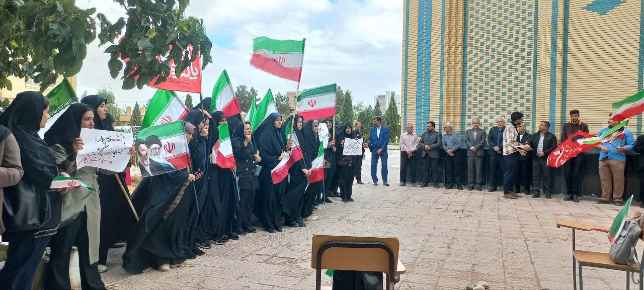 اهتزاز پرچم مقدس جمهوری اسلامی در دانشگاه آزاد اسلامی شیروان