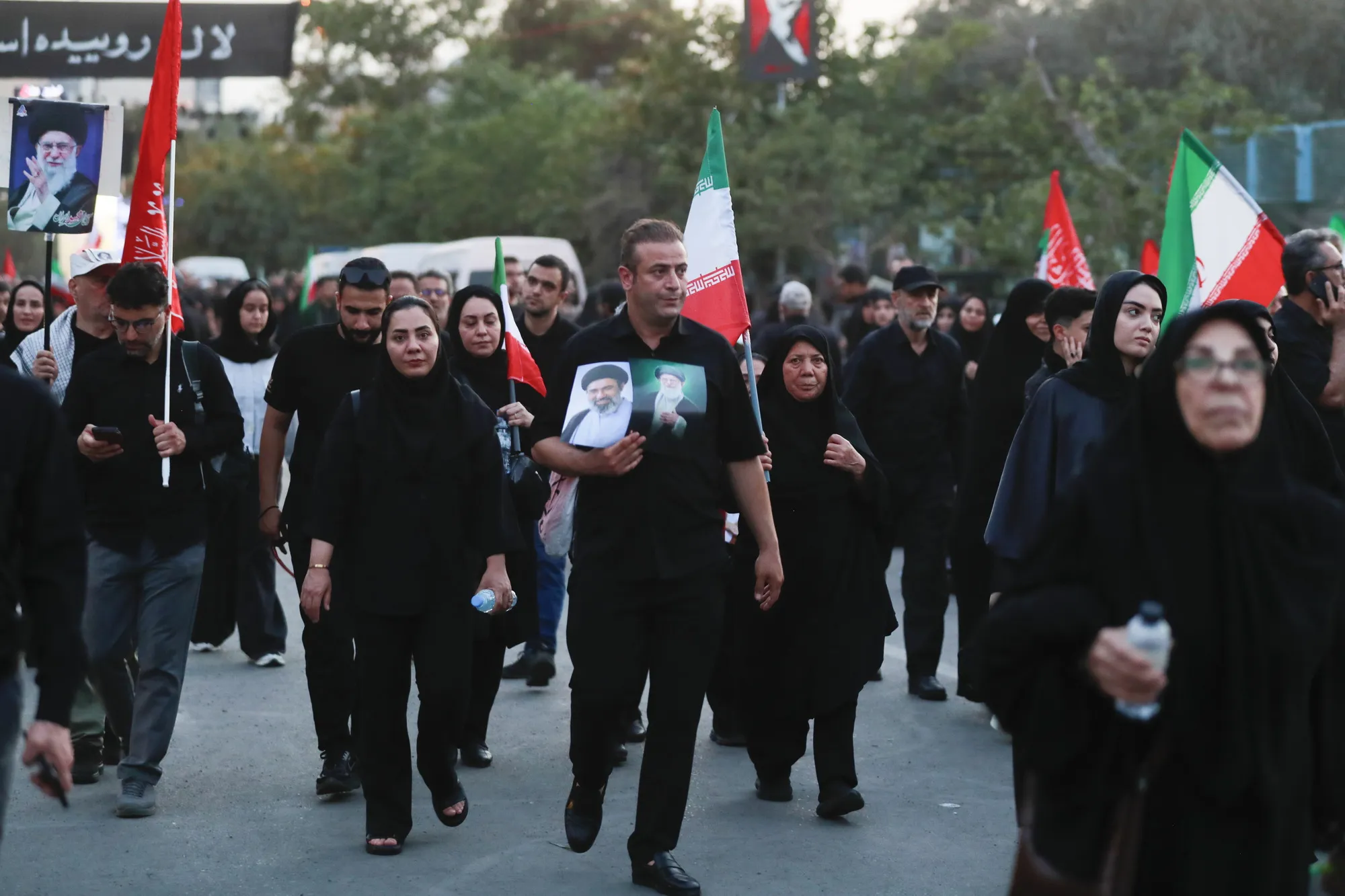 حرکت مردم عزادار بسمت مصلی تهران برای وداع با رهبر شهید انقلاب