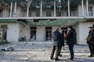 بازدید رئیس دانشگاه ازاد از سفارت سابق آمریکا در تهران