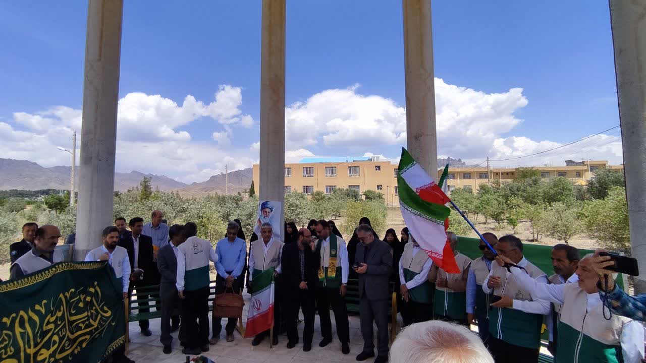 حضور خادمیاران رضوی در دانشگاه آزاد اسلامی کاشمر/عطرافشانی و گلباران مرقد شهدای گمنام