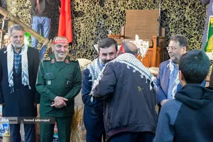 تجلیل از خانواده شهدا در مراسم بیستمین یادواره ۸۴ شهید محله نبرد تهران 