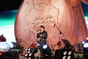 رونمایی از مجسمه &laquo;زانو زنندگان برابر ایران&raquo; در میدان انقلاب اسلامی