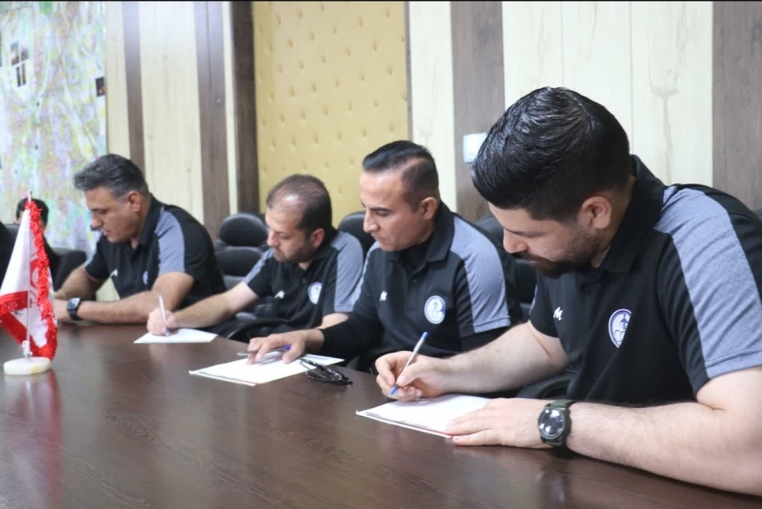 عضویت سرمربی و کادرفنی استقلال خوزستان در جمعیت هلال‌احمر و پویش ایران ما