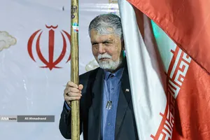 پرچم&zwnj;داری وزیر ارشاد در چهاراه ولیعصر(عج)