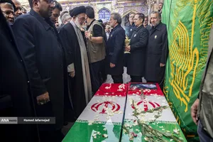 اقامه نماز میت توسط حجت&zwnj;الاسلام قاضی&zwnj; تولیت آستان مطهر حضرت عبدالعظیم بر پیکر مطهر دانشمند هسته&zwnj;ای شهید محمدمهدی طهرانچی رییس دانشگاه آزاد اسلامی و همسر گرانقدرش شهیده مژگان قراویری در حرم حضرت عبدالعظیم حسنی(ع)