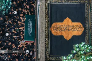 مراسم طواف پیکر رهبر شهید انقلاب بر گرد ضریح مطهر امام رضا(ع)