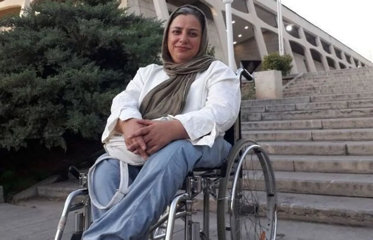 سنجاقِ امید یک معلول بر تن اردبیل؛ بانوی هنرمندی که تار و پود ۱۰ زندگی را با دستانش بافت