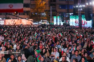 رونمایی از مجسمه &laquo;زانو زنندگان برابر ایران&raquo; در میدان انقلاب اسلامی