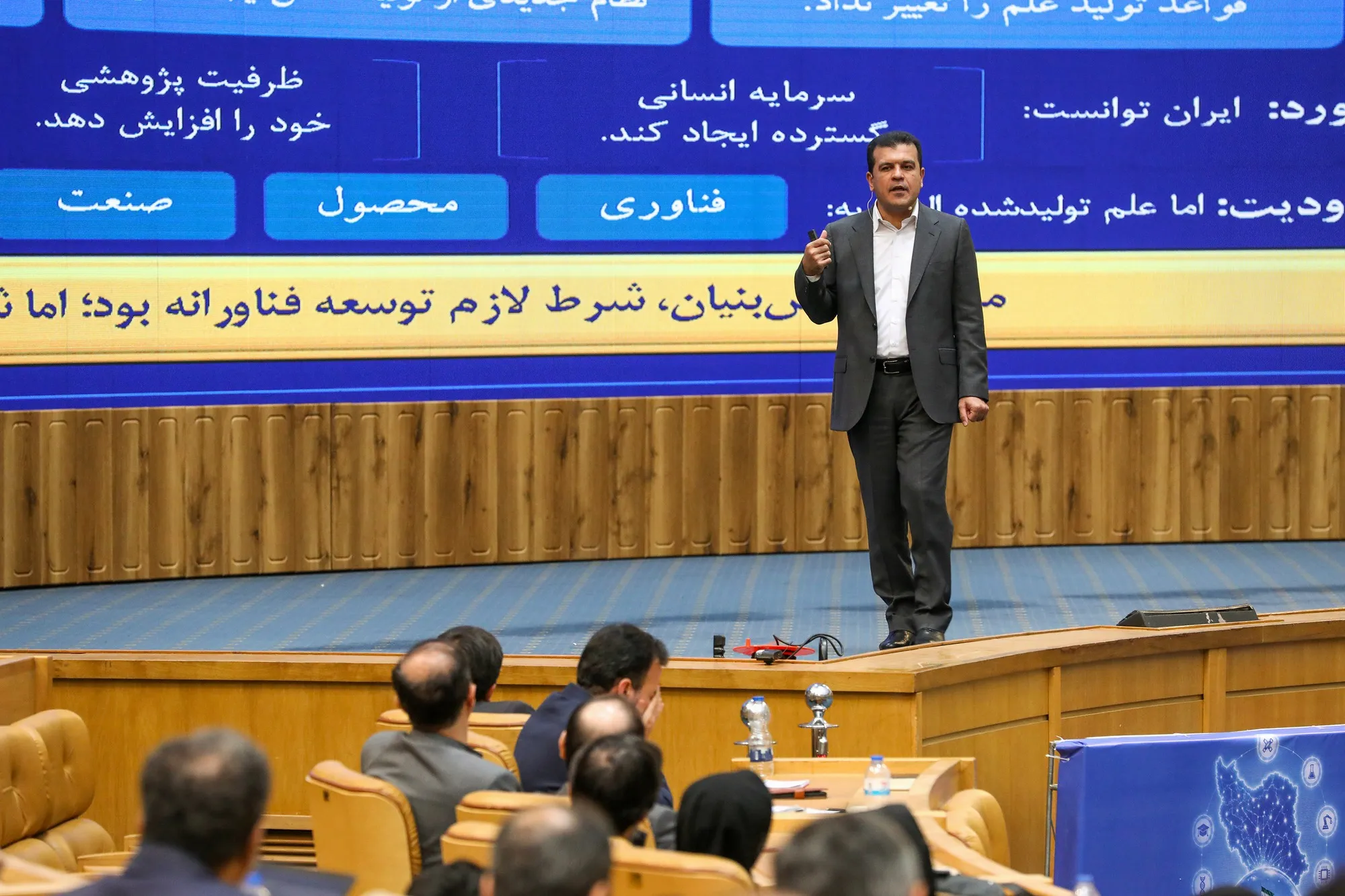 معاون علمی