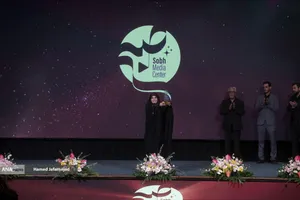 اهدای سیمرغ بلورین به سحر امامی مجری تلویزیون به پاس اقدام شجاعانه مجری خبر صداوسیما در حمله رژیم صهیونیستی به ساختمان شیشه ای صدا و سیما در مراسم بزرگداشت شهدای رسانه در نبرد با رژیم صهیونیستی