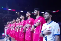 لیگ ملت‌های والیبال| خواندن سرود ملی توسط ملی‌پوشان با مچ بندهای مشکی به مناسبت روز عاشورا