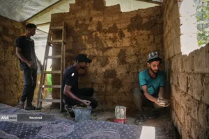 فلسطینی&zwnj;ها ویرانه&zwnj;های غزه را با آجرهای گلی و ضایعات بازسازی می&zwnj;کنند