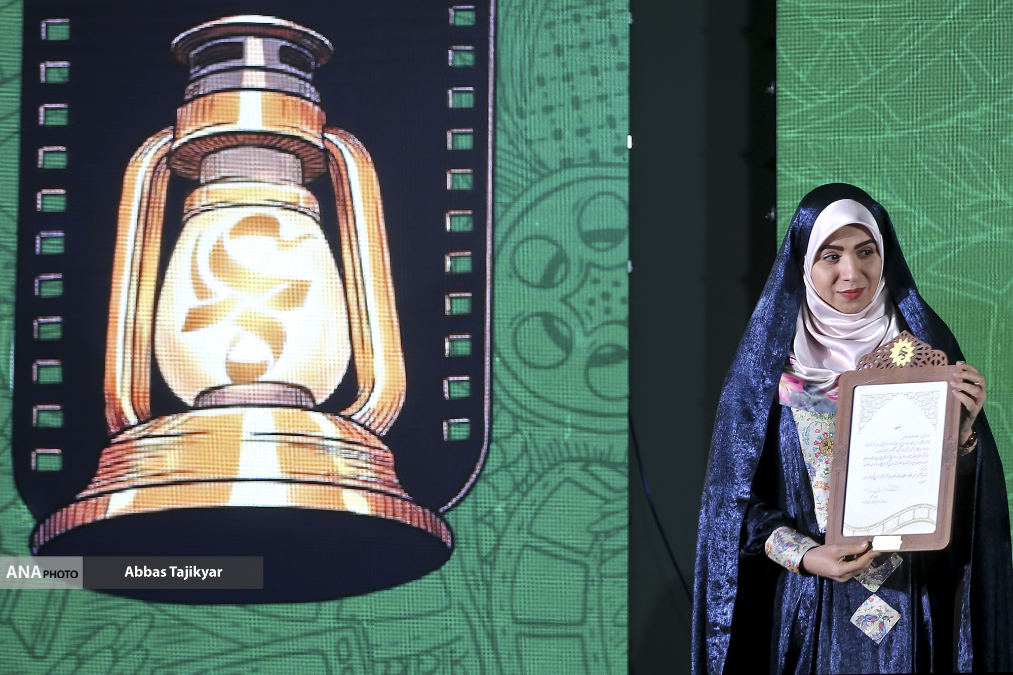 تقدیر از علیرضا دبیر در افتتاحیه شانزدهمین جشنواره فیلم عمار