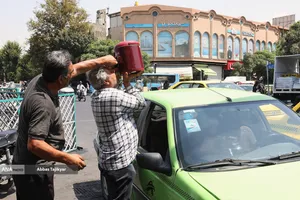 راننده تاکسی در حال نوشیدن آب در گرمای تابستان