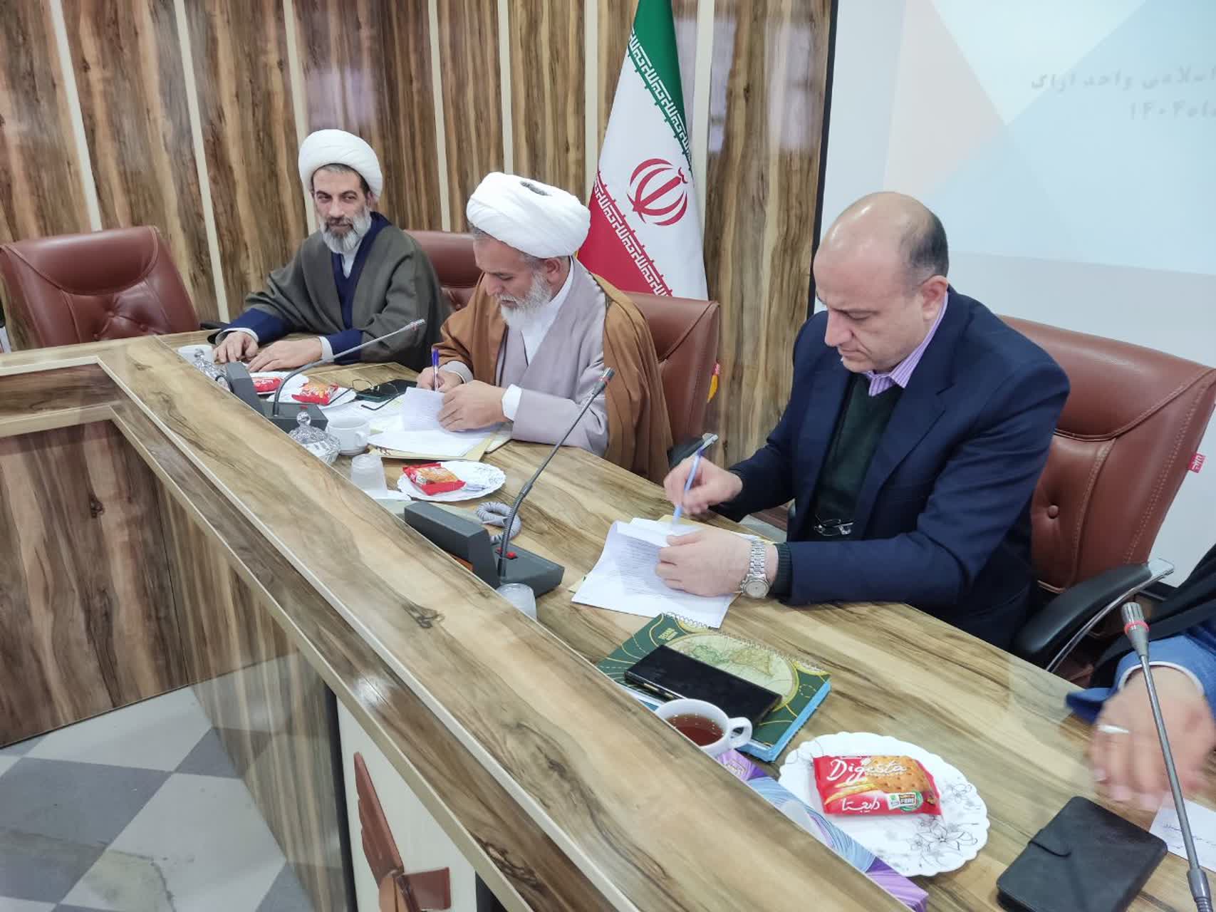 امضای تفاهم‌نامه همکاری بین دانشگاه آزاد مرکزی و حوزه علمیه استان