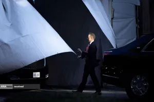 تلاش مامور سرویس مخفی برای جلوگیری از افتادن پرده روی خودرو لیموزین ریاست جمهوری آمریکا، کارولینای جنوبی