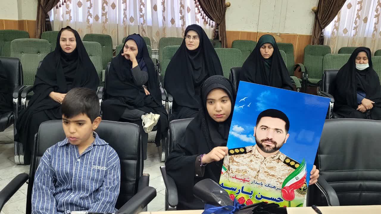 اعطای دانشنامه پایان تحصیلات افتخاری به شهدای دانشجوی کهگیلویه و بویراحمد/ جلوههای پیوند دانش و شهادت اعطای دانشنامه پایان تحصیلات افتخاری به شهدای دانشجوی کهگیلویه و بویراحمد/ جلوههای پیوند دانش و شهادت