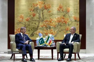دیدار نخست وزیر پاکستان با مسعود پزشکیان رییس جمهور