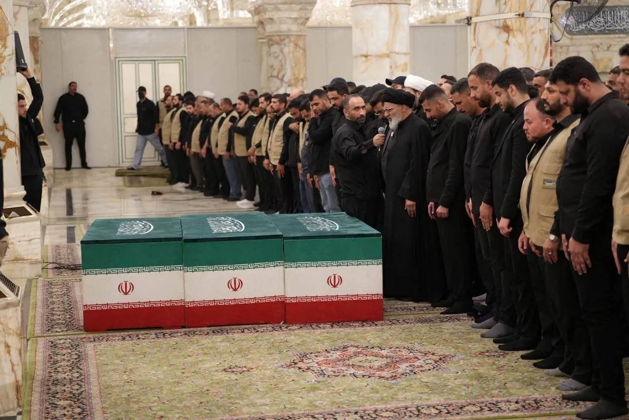 اقامه نماز بر پیکر رهبر شهید در نجف