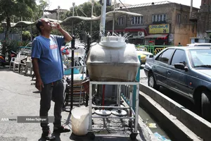 نوشیدن آب در گرمای تابستان