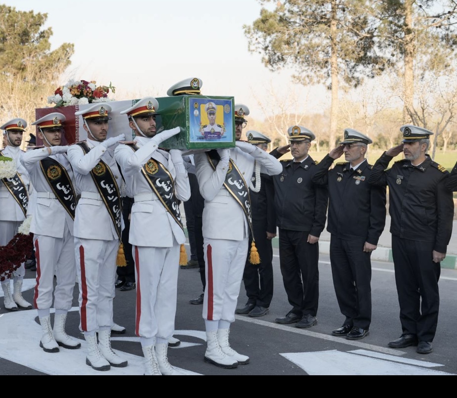 بدرقه باشکوه دریادلان ناوشکن «دنا» از آستان امام امت به میادین شهر بدرقه باشکوه دریادلان ناوشکن «دنا» از آستان امام امت به میادین شهر