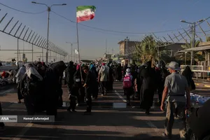 پیاده روی زائرین اربعین حسینی به یاد رهبر شهید انقلاب