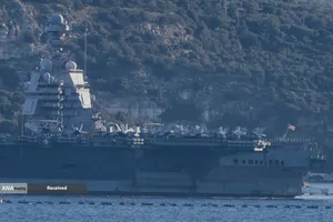 بحران جهانی - همزمان با افزایش تنش&zwnj;ها با ایران، در جزیره&zwnj;ای در یونان علیه پهلوگیری ناو هواپیمابر آمریکایی تظاهرات برگزار شد