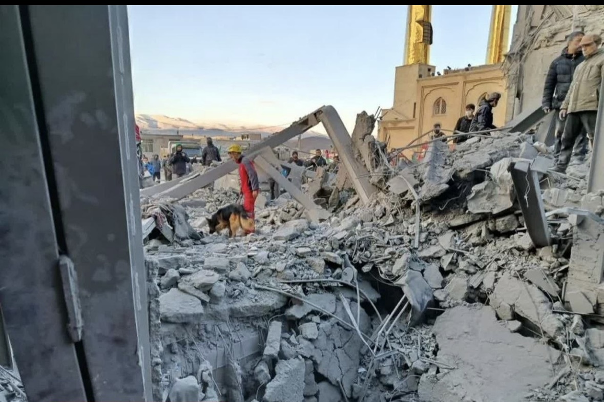 حسینیه اعظم زنجان در پی حمله هوایی دشمن آسیب دید