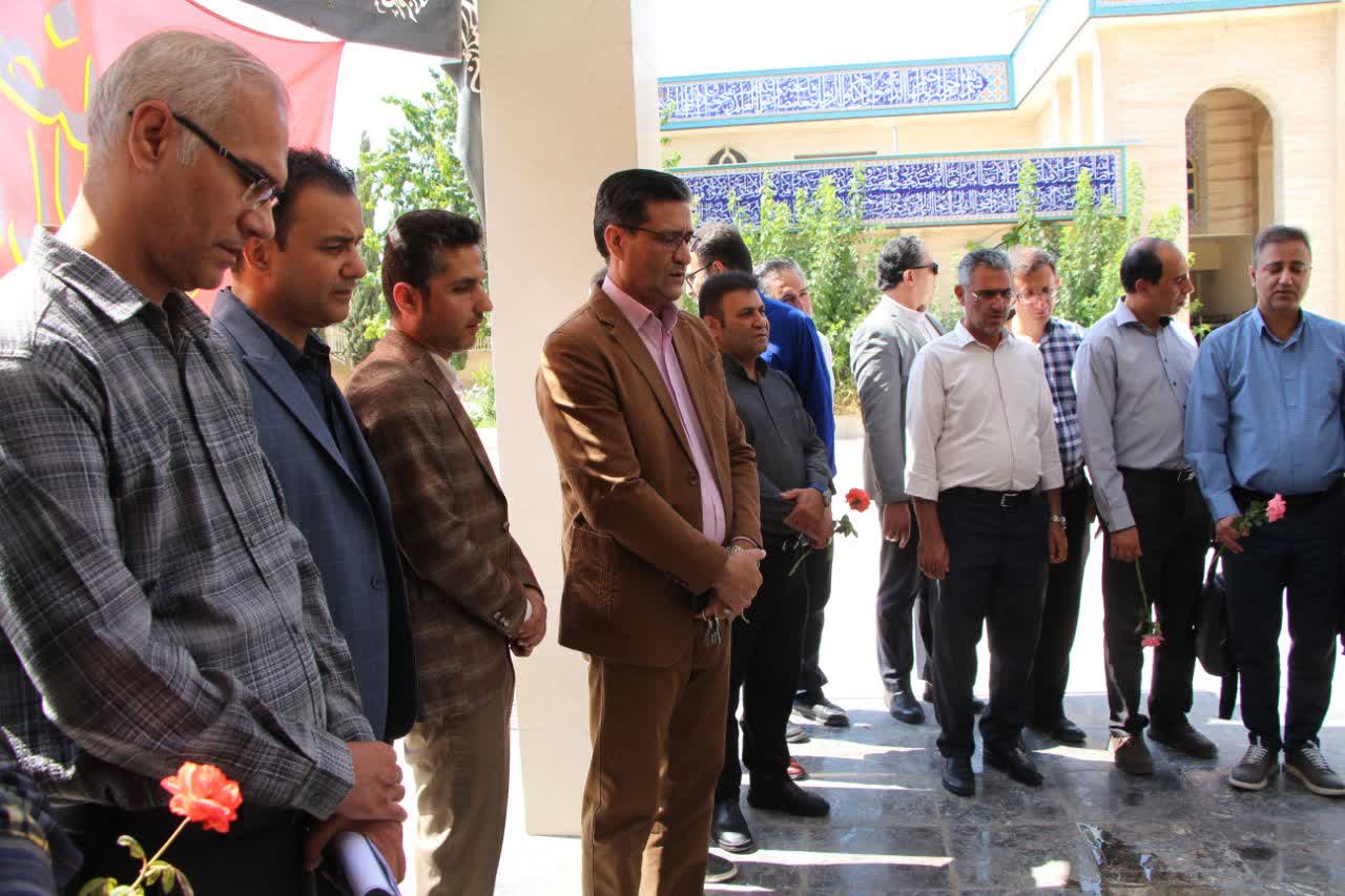 مزار شهید گمنام در دانشگاه آزاد اسلامی مرودشت غبارروبی و عطرافشانی شد