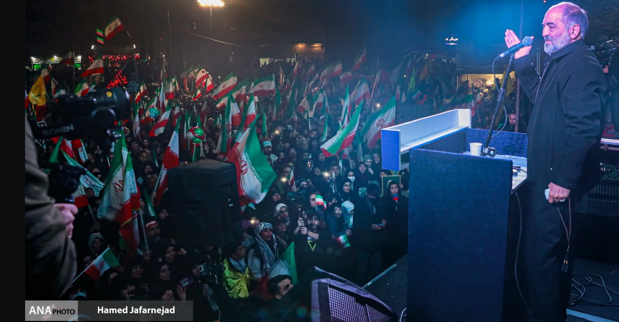 روایتی از نقش مداحان و سرودهای انقلابی در حماسه خیابان روایتی از نقش مداحان و سرودهای انقلابی در حماسه خیابان