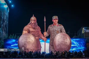 رونمایی از مجسمه &laquo;زانو زنندگان برابر ایران&raquo; در میدان انقلاب اسلامی