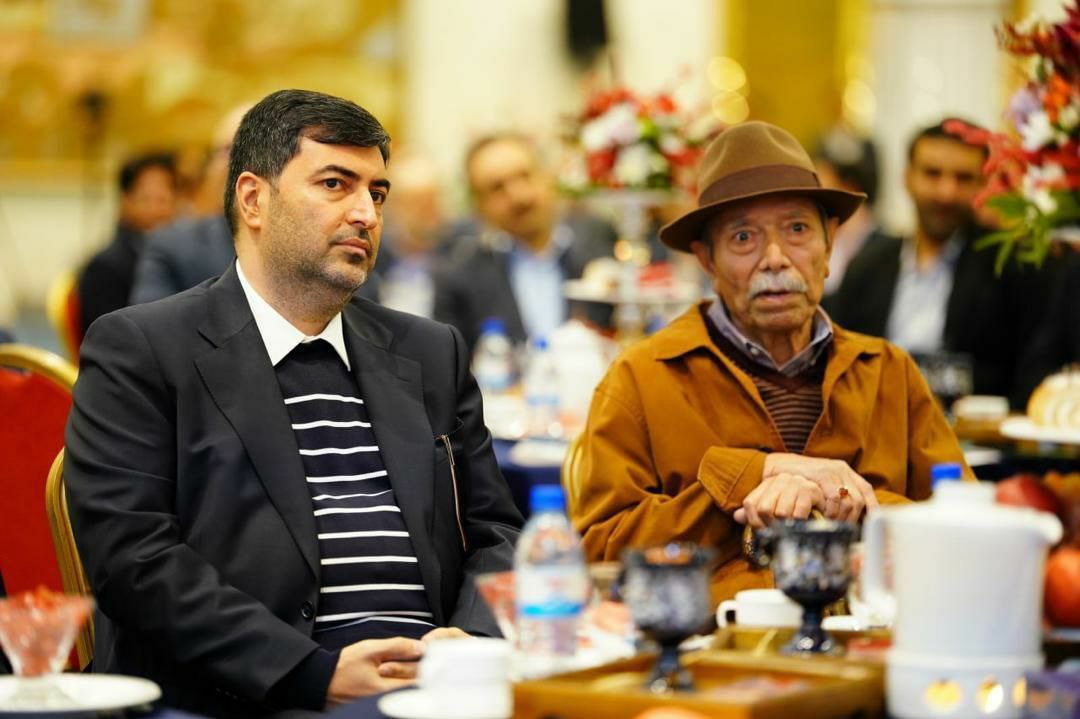 اعطای نشان اصالت به علی نصیریان در آیین «یلدای مهان» اعطای نشان اصالت به علی نصیریان در آیین «یلدای مهان»