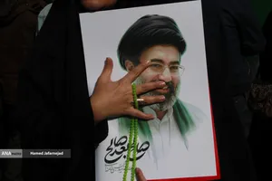 بیعت مردم با آیت&zwnj;الله سید مجتبی خامنه&zwnj;ای سومین رهبر جمهوری اسلامی ایران