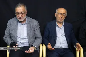 علیرضا زاکانی شهردار تهران و سردار حسین علایی در مراسم گرامیداشت چهلمین روز درگذشت شهید سپهبد محمد باقری (محمد حسین افشردی) و همسر وی ( اشرف افشردی) و دختر این فرمانده عزیز (فرشته افشردی)