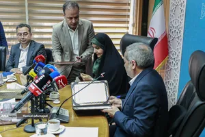 علیرضا کاظمی، وزیر آموزش و پرورش و فرزانه صادق مالواجِرد وزیر راه و شهرسازی در مراسم امضای تفاهم&zwnj;نامه همکاری حوزه مسکن فرهنگیان