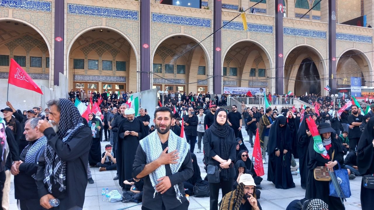دومین روز وداع با رهبر شهید انقلاب/حضور مردم برای شرکت در آیین اقامه نماز بر پیکر مطهر+فیلم دومین روز وداع با رهبر شهید انقلاب/حضور مردم برای شرکت در آیین اقامه نماز بر پیکر مطهر+فیلم