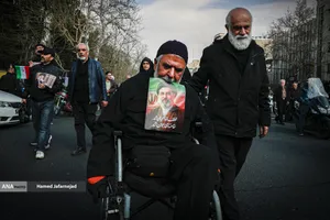 بیعت مردم با آیت&zwnj;الله سید مجتبی خامنه&zwnj;ای سومین رهبر جمهوری اسلامی ایران