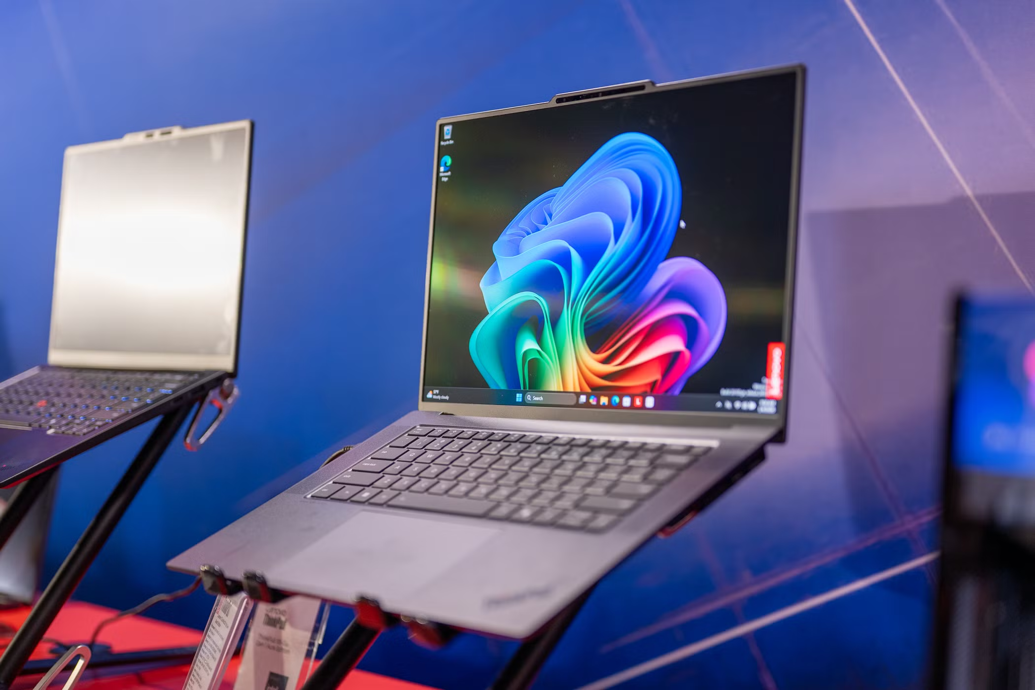 جادوی لنوو در CES ۲۰۲۶؛ لپ‌تاپی که به فرمان شما می‌چرخد