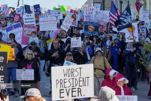  اعتراضات ضد جنگ بر علیه دوناد ترامپ در سراسر ایالات متحده آمریکا و کشورهای اروپایی با عنوان &laquo;نه به پادشاهی&raquo; آغاز شد. 