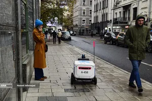 ربات های حمل سفارش غذا و محصولات سوپر مارکت در شهر مسکو روسیه