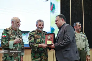 اعطای نشان فداکاری به خانواده&zwnj;های پنج شهید ارتش توسط سرلشکر سیدعبدالرحیم موسوی فرمانده کل ارتش 