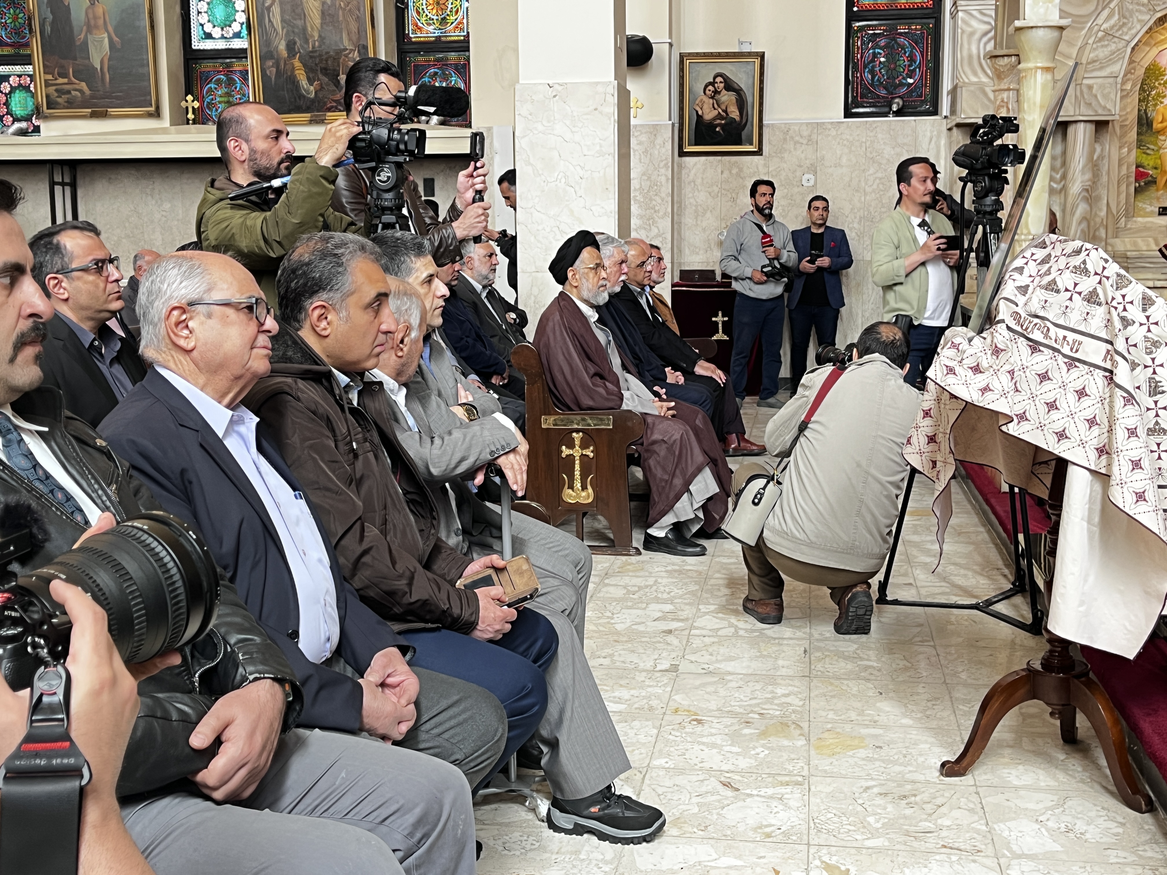 یادبود چهلم رهبر شهید توسط اقلیت های مذهبی برپا شد/ حضور وزیر فرهنگ در کلیسای سرکیس مقدس+فیلم