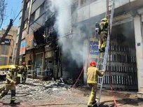 آتش‌سوزی مغازه تعویض روغنی در بلوار اندرزگوی تهران+فیلم