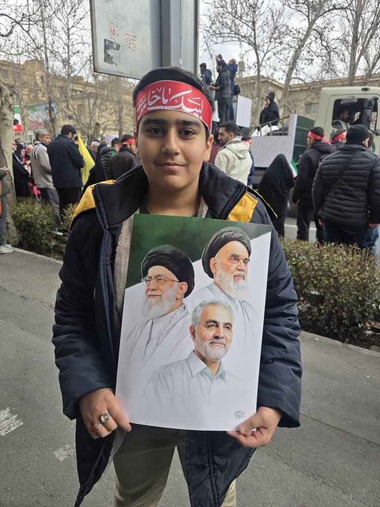 فرزندان شهدا با عکس پدران خود سالگرد انقلاب را جشن گرفتند