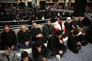 مراسم عزادارای شب عاشورای حسینی(ع) در حسینیه امام خمینی(ره) با حضور رهبر معظم انقلاب