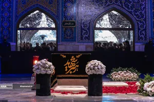 حضور مردم عزادار برای زیارت مزار مطهر رهبر شهید انقلاب در رواق دارالذکر