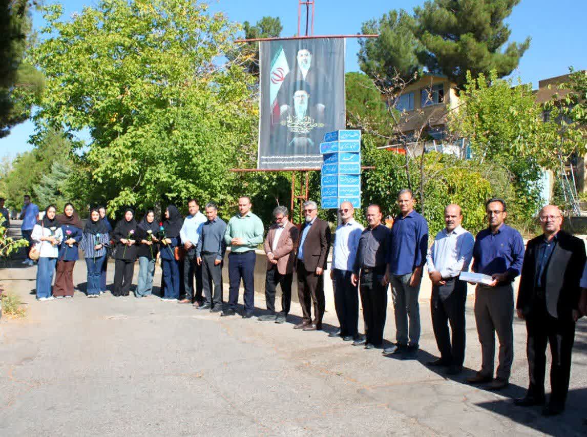 دانشگاه آزاد اسلامی ملایر  رنگ علم، دانش و تلاش گرفت