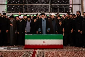  مراسم اقامه نماز بر پیکر مطهر رهبر شهید انقلاب در حرم رضوی 