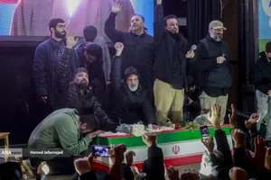 مراسم وداع با پیکر مادر شهیدان افراسیابی در چهارراه نبرد خیابان پیروزی